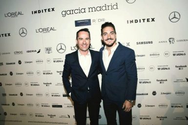 Quintero con Manuel García en el photocall de la Mercedes-Benz Fashion Week. (Foto: García Madrid).