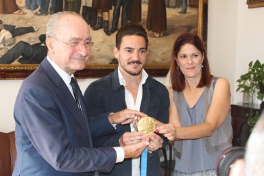 Damian Quintero fue recibido por Javier Imbroda, alcalde de Málaga al revalidar su título como campeón de Europa 